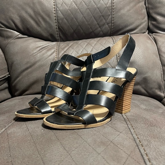 Black strappy heel :) - Picture 2 of 2